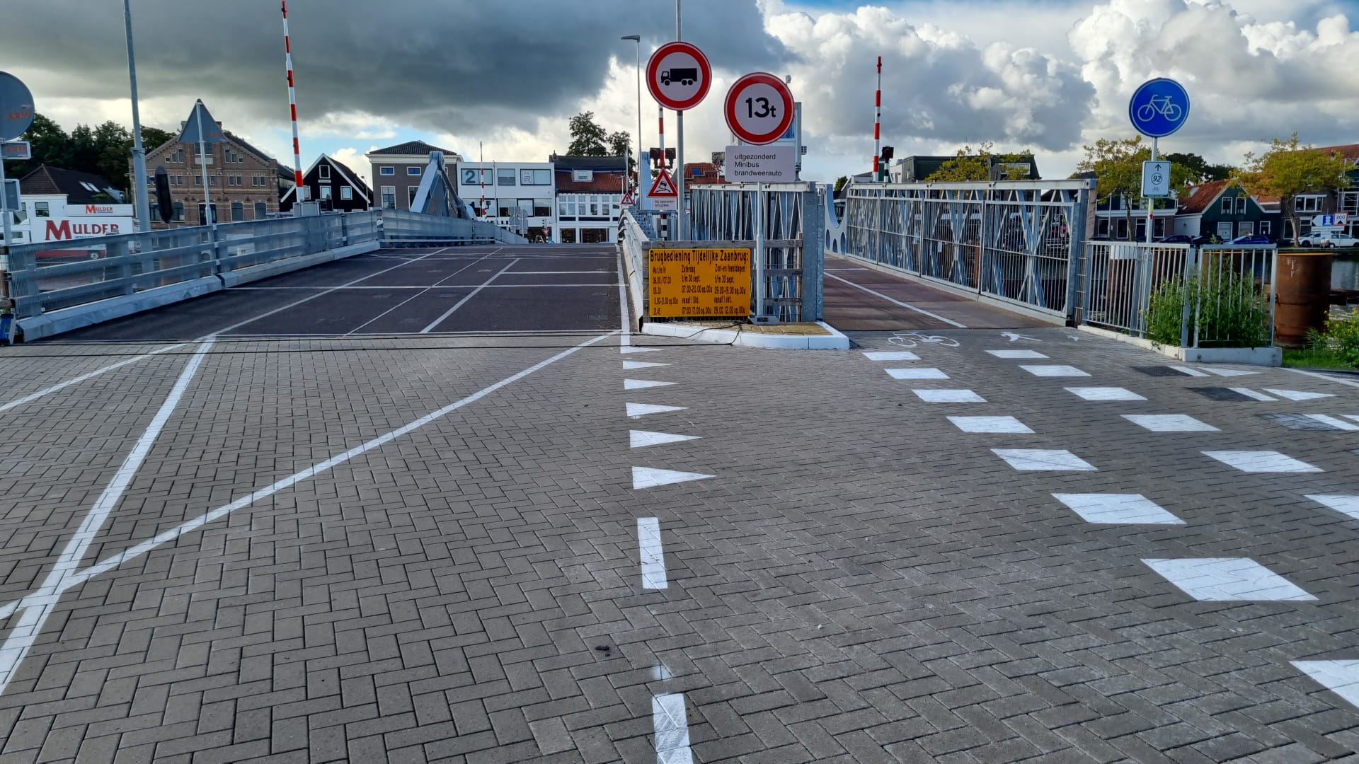 Wegmarkering aan de nieuwe Zaanbrug in Wormerveer